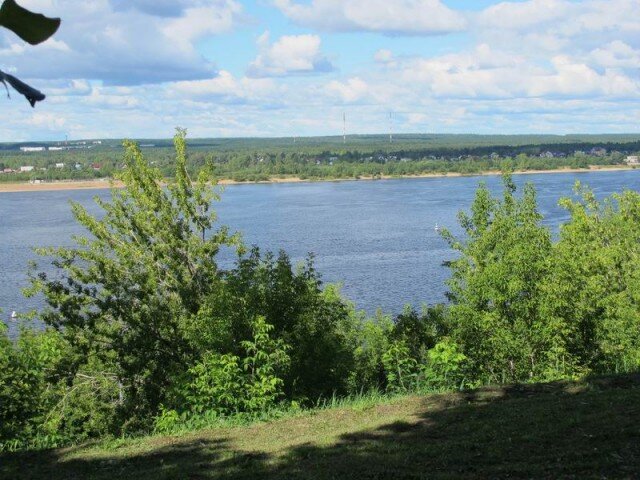 Курья и городской пляж. На дальнем плане политеховский городок и антенное поле. Раньше это были глушилки, как сейчас оно используется я не знаю.