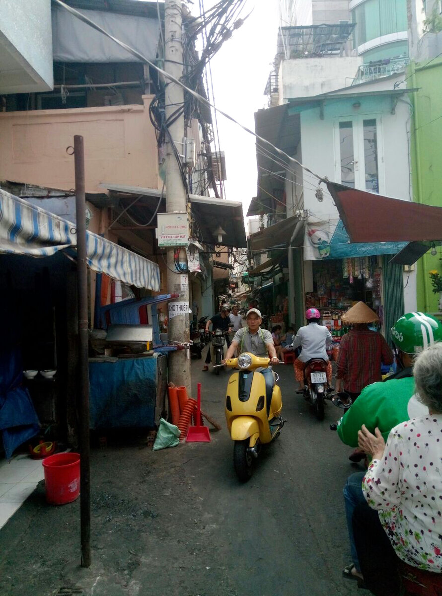 Мы зашли внутрь этой улочки и полчаса не могли найти выход)