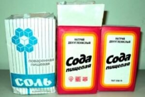 Нужно помнить, что слишком частое полоскание может стать причиной обезвоживания слизистой и вызвать тошноту и повышение давления в артериях.
 Соду используют при разных видах ангины, фарингита, ларингита. В препараты могут добавлять настой шалфея, ромашки, мяты и других лекарственных растений. С ней готовят растворы для полоскания и ингаляции.
 Антисептические свойства есть и натрия хлорида. Если в организм его не поступает достаточное количество, то человек страдает от мышечной слабости, головокружения, тошноты, быстро устает и ощущает другие неприятные симптомы. Но и от переизбытка этого вещества может повышаться давление.
 Для лечения солью подходит йодированные и морские виды. Они содержат микроэлементы и минеральные вещества в больших количествах.
 С помощью слабого солевого раствора можно улучшить обменные процессы и нормализовать кислотно-щелочной баланс. Такие свойства обусловлены содержанием: