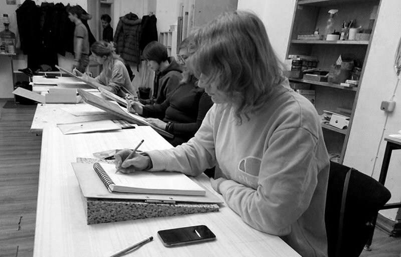 
Рисование сидя за столом на  наклонной поверхности.
