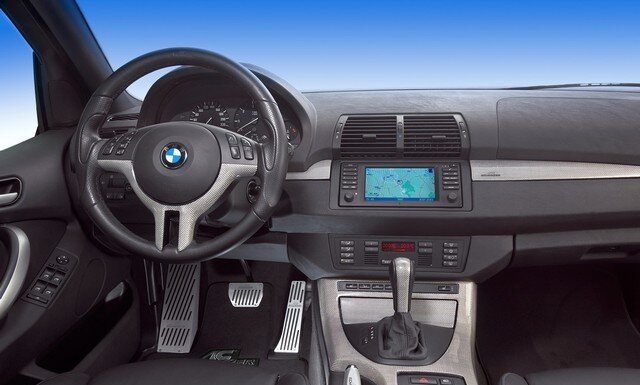 
Первое появление внедорожника BMW X5 на американском автомобильном рынке произошло в 1999 году, а уже в 2000 году он поступил в продажу и в европейские страны. Благодаря своему роскошному внешнему виду, автомобиль сразу же завоевал популярность у довольно обеспеченного населения людей.