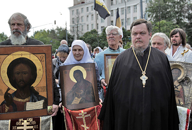 Всеволод Чаплин на митинге в защиту Русской православной церкви на Суворовской площади.