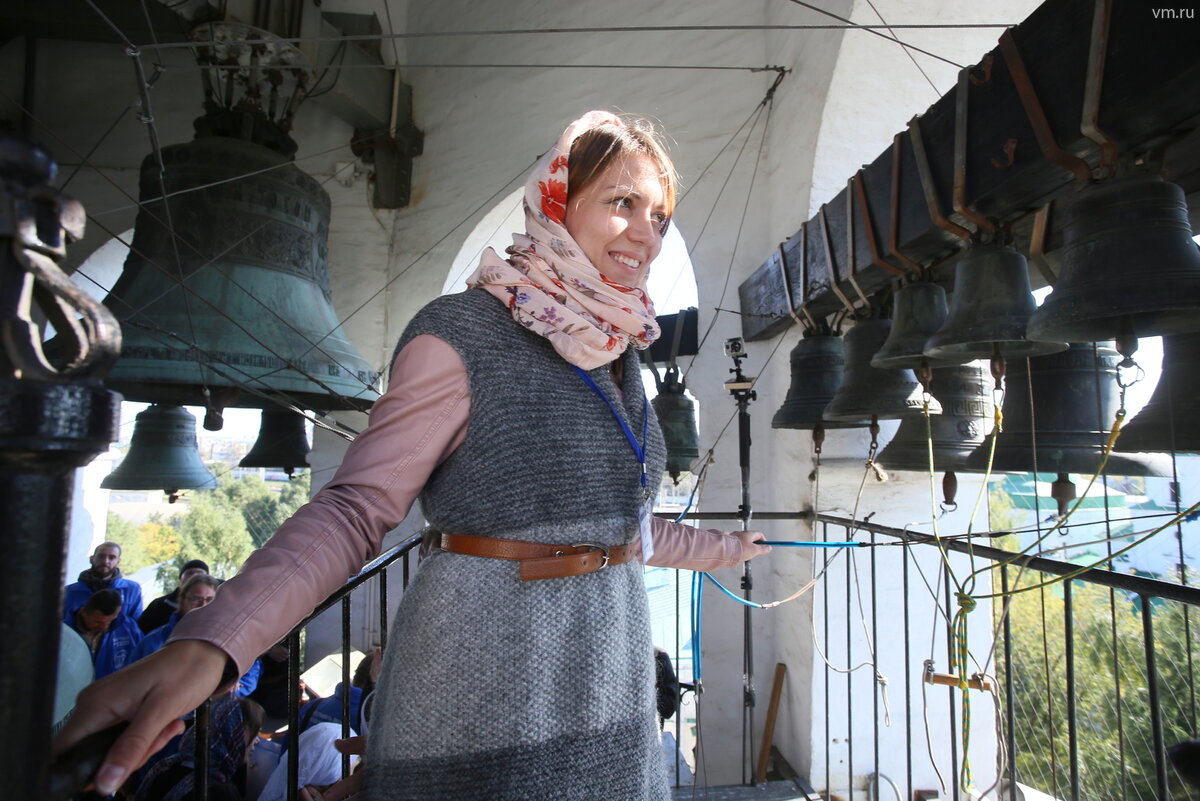 Очень многие храмы на Светлую седмицу разрешают всем желающим попробовать свои силы на звоннице - позвонить в колокола "на свой вкус"
Фото: Антон Гердо, "Вечерняя Москва"