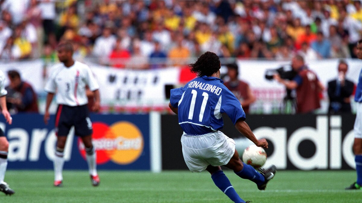 Роналдиньо исполняет штрафной удар с 45 метров в ворота Англии на чемпионате мира 2002. В последствии - решающий мяч встречи, который вывел Бразильцев в полуфинал