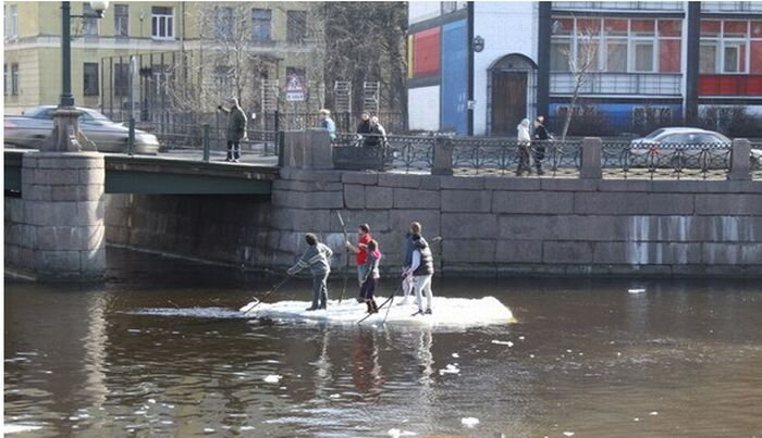 Вид поплыл. Питер смешные фото. Потоп девушки. Плывет по улице. Петербург веселый.