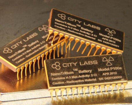 Мощность у такого элемента питания небольшая, поэтому использоваться он может пока лишь в электронных устройствах с небольшимэнергопотреблением. Например, в кардиостимуляторах и другой медицинской технике. 

Подобные ядерные батарейки уже существуют, однако работают они гораздо меньше. За счетиспользования кремниевого детектора, теряющего свои свойства под действием радиации уже через три года, срок использования таких батареек ограничен. 
