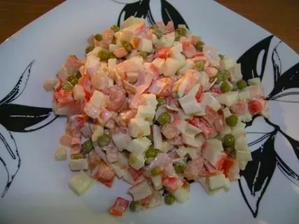 Салат из крабовых палочек. На кухне.