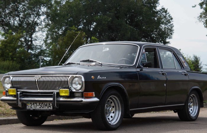 
Легендарные советские авто, которые стали предметом культа.
Советский автопром подарил огромное количество моделей автомобилей. Одни создавались исключительно для внутреннего потребления, другие с доработками (или без) шли на экспорт. Как это очень часто бывает, вокруг некоторых авто сложился своеобразный культ, что неудивительно, ведь именно в 60-е года XX века в СССР сбылись мечты о первом народном автомобиле.
