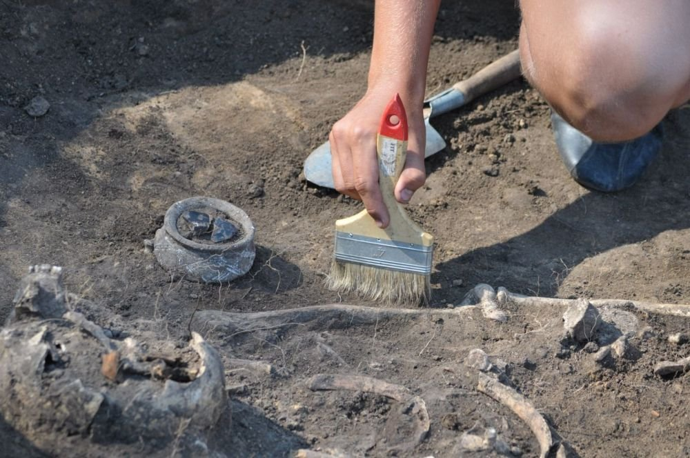 Архелоги изучают погребение скифов. Фото: old.archeo-news.ru