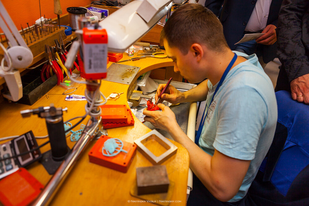 Бронницкий ювелирный завод. Ювелирный завод работа. Ювелир завод. Ювелирный завод работа. Завод ювелирных изделий.