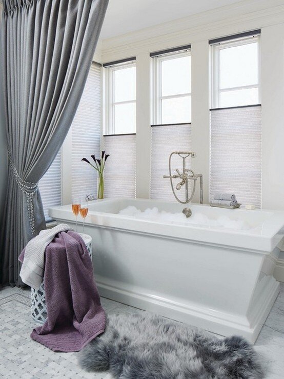 Шторка ванной фото. Штора в ванную. Ванная с занавеской. Красивые шторы в ванную. Современные шторки для ванной комнаты.