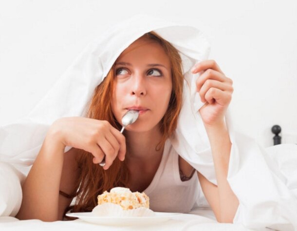  Давайте вспомним главную причину - отчего люди набирают вес? И сейчас не будем говорить о метаболизме, гормональном фоне и сидячем образе жизни, а отметим, что бока появляются после поглощения ВСЕХ промышленно обработанных товаров - выпечка, газировка, всевозможные снеки и сникерсы, кондитерские изделия (тортики, пирожное), сливочные изделия из жирного молока. Это всё на фабриках обработали вкусно, а потому эти продукты  часто употребляется сверх меры.