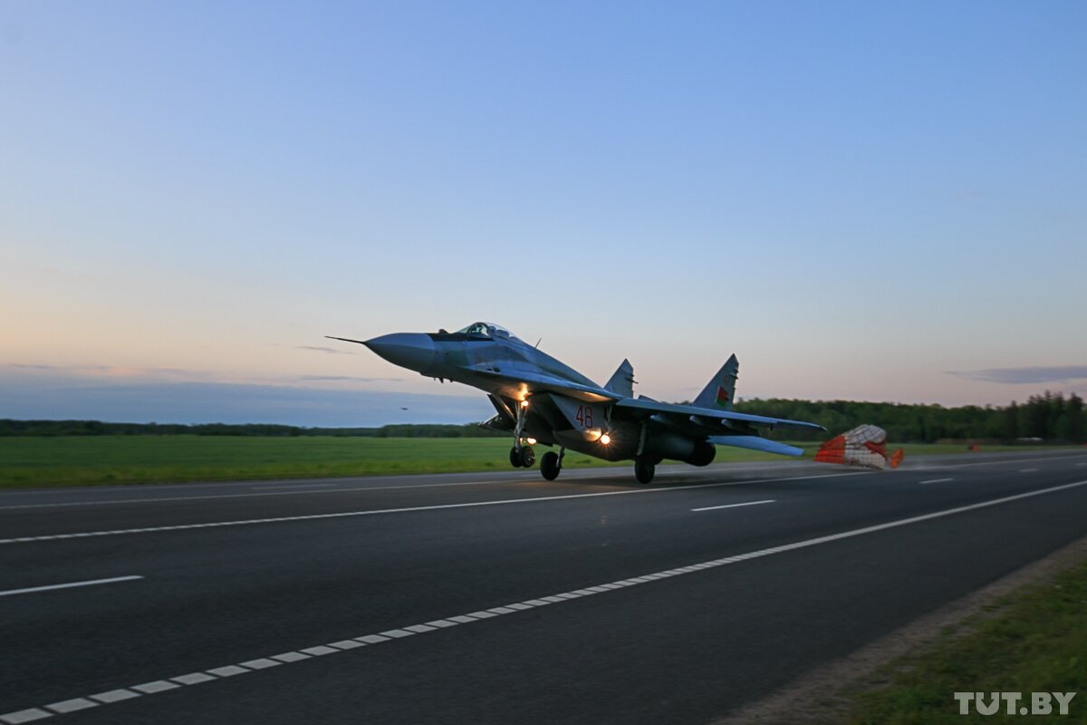 Посадка на автодорогу МиГ-29 ВВС Белоруссии.
