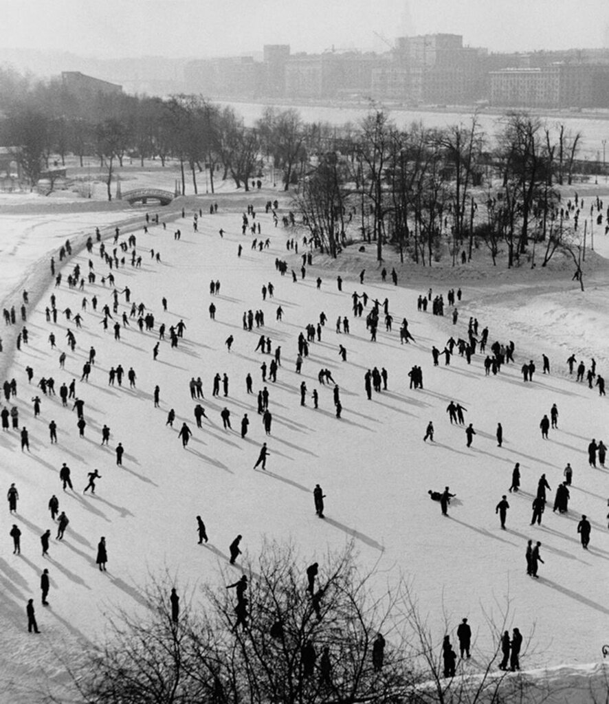 Каток в ЦПКиО имени Горького. Виктор Ахломов, 1950-е, г. Москва, ЦПКиО им. А.М. Горького,  из архива МАММ/МДФ.