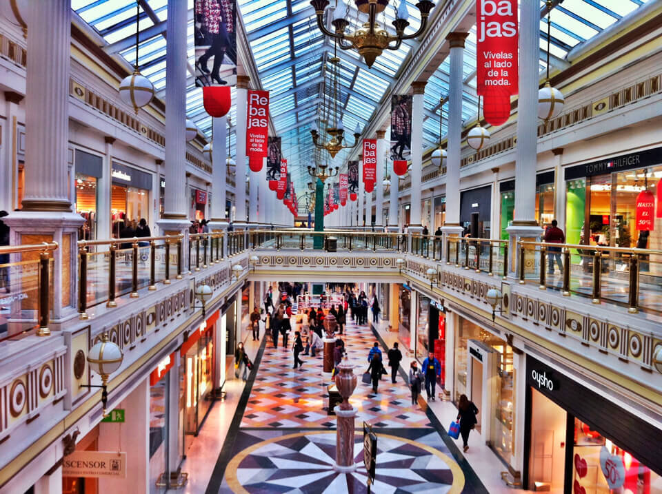 Нарисовать торговый центр. Шоппинг в торговом центре. A lot mall. Торговый центр внутри. Тц испания.