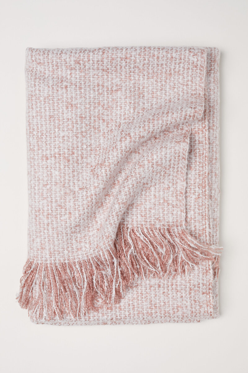 Мягкий плед из H&M Home, 1 799 руб. 