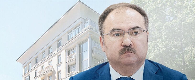 Пенсионный фонд российской федерации — это гигантская бюрократическая машина, в которой работают и получают зарплату 110 тысяч человек. Это почти три забитых полностью стадиона Фишт . 
По сути эти товарищи ничего не решают. Ничего не придумывают и не зарабатывают. Что самое главное — у них нет никаких «своих» денег, которыми они великодушно делятся. Они просто СЧИТАЮТ наши с вами пенсии. Такая гигантская служба бухучета, в которую можно прийти и что-нибудь спросить. «Почему мне не доплатили 500 рублей к моей ничтожной пенсии?» Вот держите ответ: «А вам не полагается. Распишитесь здесь, здесь и здесь.»

Вообще-то они должны облегчать жизнь тем, кому это действительно надо — пожилым людям, льготникам всяким, нуждающимся. Это ОБСЛУЖИВАЮЩАЯ организация. Сервис, полагающийся нам за наши с вами налоги.

Представьте, кто такой сервис может возглавлять? Воображение рисует такого мега-бюрократа, занудного скрягу из серии «вас много а я один», замыленного главбуха в очках и потертом пиджаке.

Но не тут-то было. Во главе пенсионного фонда у нас МИЛЛИАРДЕР.

Чиновник с пожизненным стажем — Антон Викторович Дроздов. Он начал работать в Минфине СССР в 1986 году.