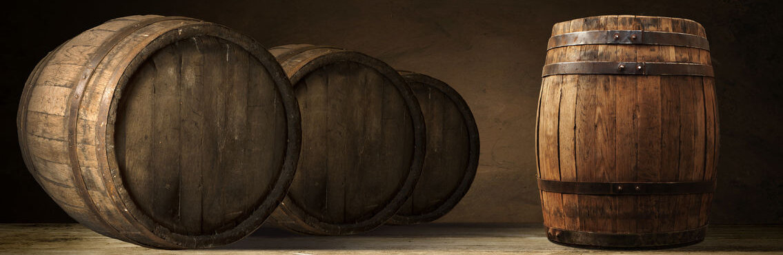 У виноделов есть выражение «бочка делает вино». На самом деле, конечно, не только и не столько бочка — огромное значение имеют сорт и качество винограда, выдержка и многие другие факторы. Однако важность бочки, в которой вызревает вино, для создания качественного и вкусного напитка нельзя недооценивать, что и доказывает вышеупомянутая фраза. Сегодня рассказываем, из чего и как делают бочки для вина. 