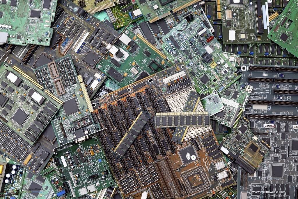 В контактах электронных деталей может содержаться разное количество чистого материала. Соединения из него можно условно разделить на группы: