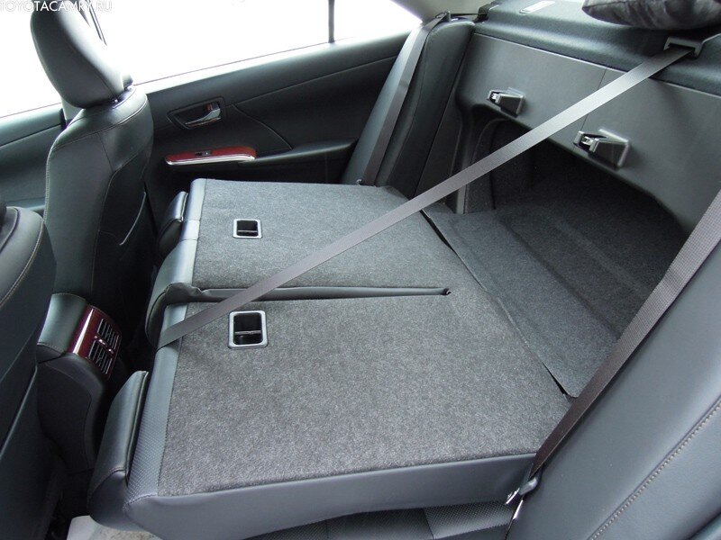 В зависимости от комплектации задняя спинка бывает цельная или раздельная 40/60 или 50/50 что позволяет опустить только одну часть и посадить назад хотя бы одного пассажира. 