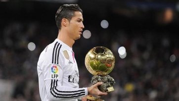 Фото: ФК РеалКак отметил итальянский журналист Алессандро Альчато, причина такого решения 33-летнего португальского футболиста неизвестна, но наиболее вероятным вариантов является тот факт, что Роналду по итогам голосования занял лишь второе место.
