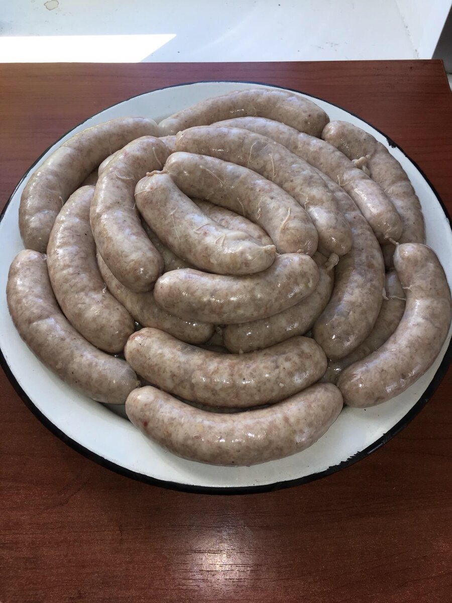 Знакомо!😀Вот живя в городе,тоже сталкиваешься с этим:А мама там наверно там табани(блины) печёт,да с припёком из зеленого лука.Может колбаски накрутила,будут в печке запекать.У каждого народа все равно есть своя,своеобразная кухня.Как приучили с детства это есть,так и хочется иногда вкусить того,со вкусом детства.