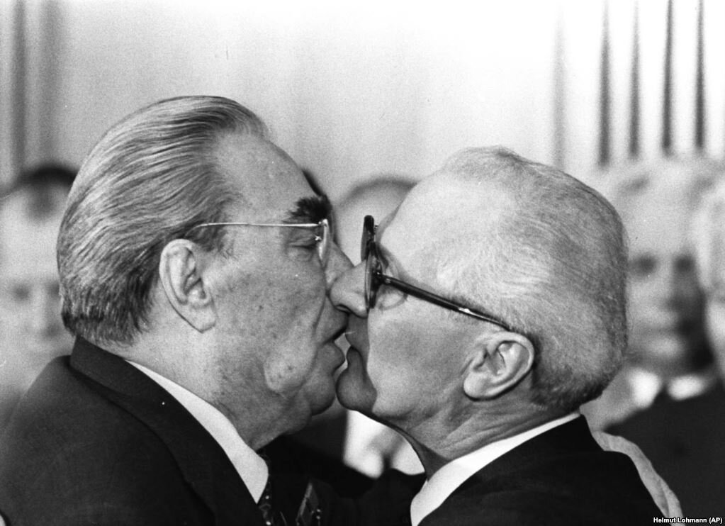 Фото с сайта europalibera.org. Л. Брежнев и Э. Хонеккер 1979г. 