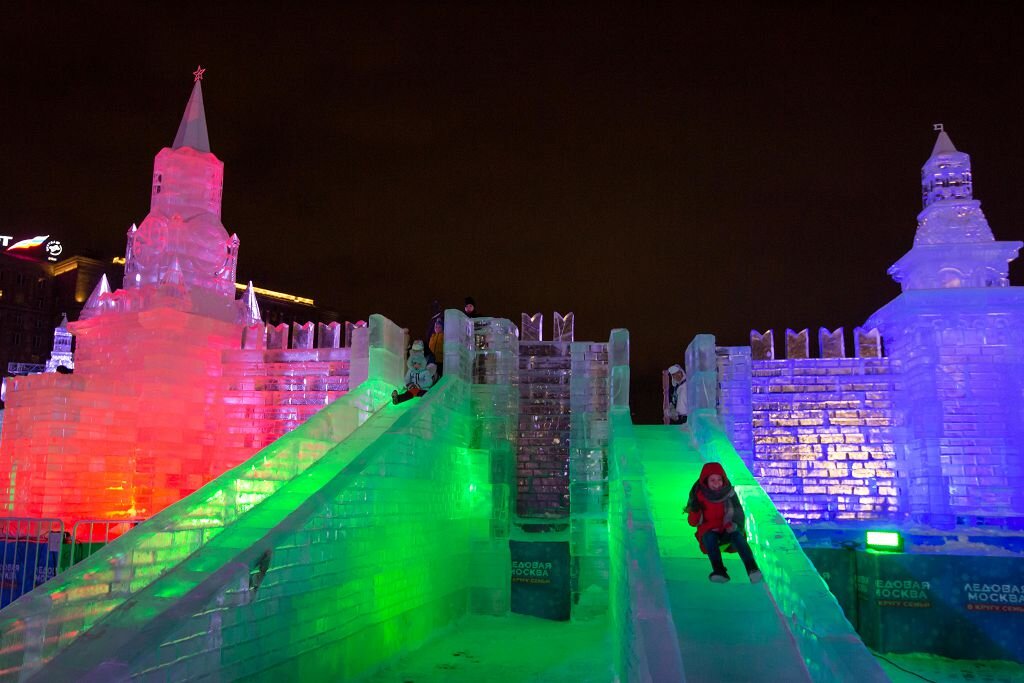 Ледовые фантазии: магия преображенных фигур в Парке Победы