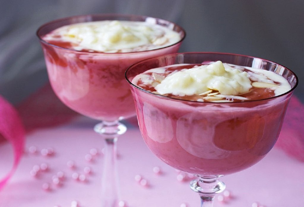 Традиционное праздничное сладкое блюдо в Норвегии – рисовый крем, его любят взрослые и дети. В каждом доме существует свой секретный рецепт его приготовления. По традиционному рецепту необходимо отварить рис, смешать с миндалем, добавить сливками, сахар по вкусу и тщательно взбить. Блюдо поливают вареньем из ягод.