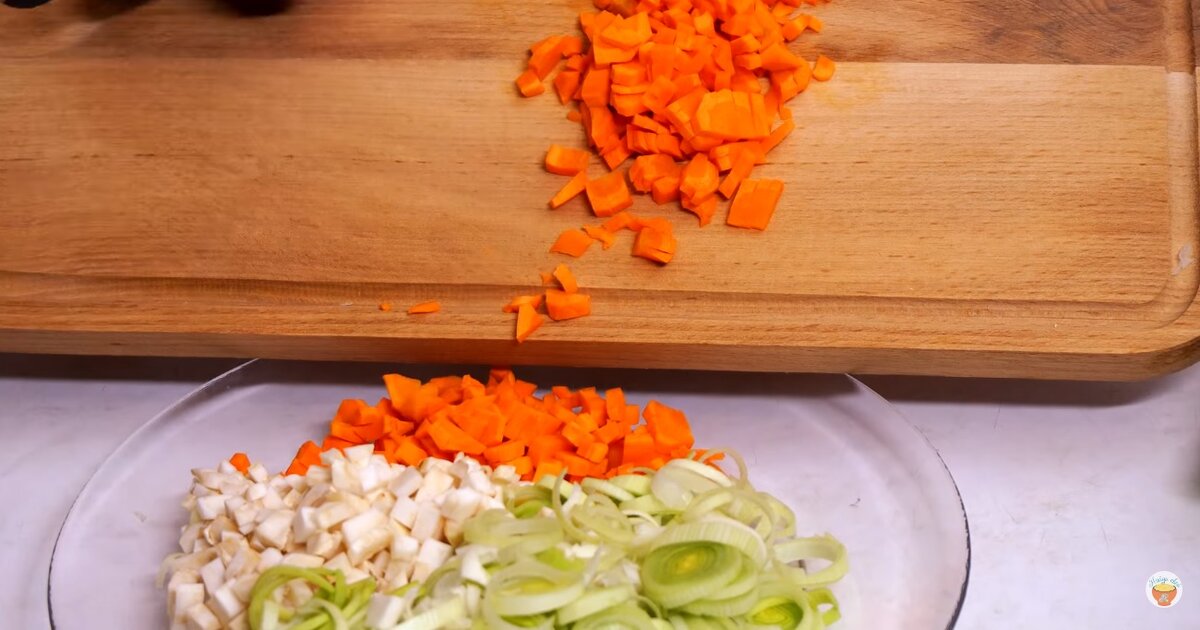 Нарезаем: корень сельдерея, болгарский перец, стебель сельдерея,  лук порей, морковь, томаты .