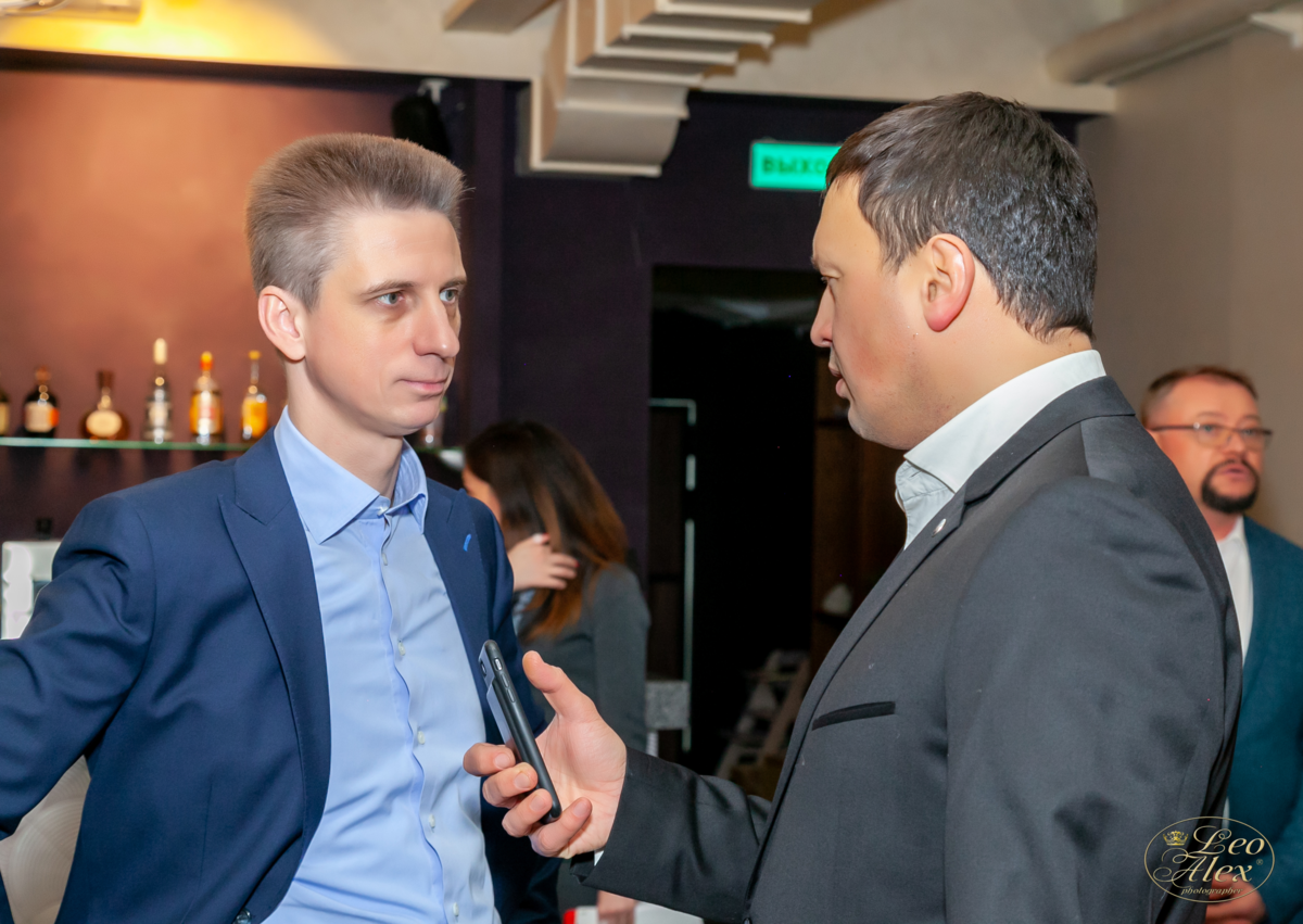 Слева: Алексей Архипов, основатель бизнес-клуба RU TALKS, справа: бизнесмен, полуфиналист конкурса "Лидеры России" на мероприяии бизнес-клуба.