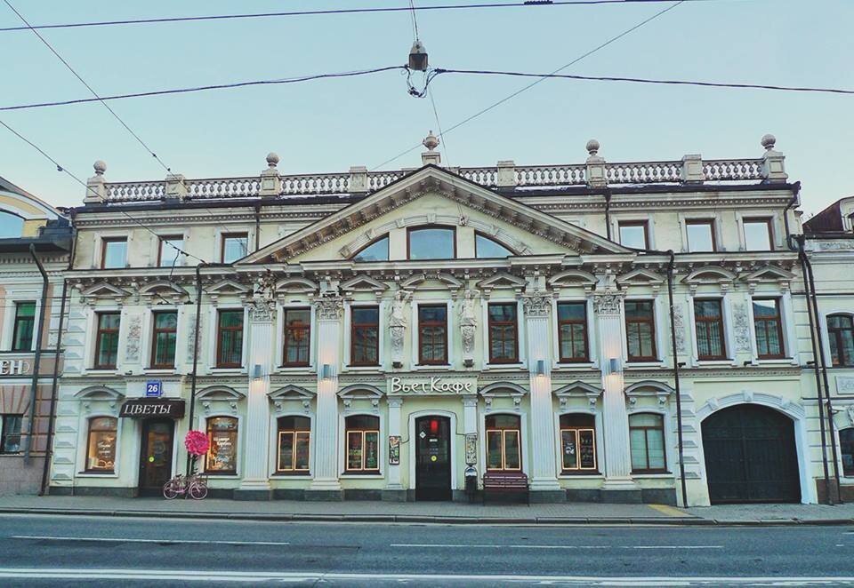 Когда мимо этого дома проходят экскурсионные группы, экскурсоводы любят спросить: «Как вы думаете, в каком веке построен этот дом с пилястрами и кариатидами на фасаде?».  Правильный ответ — не 18 и 19 век, и даже не начало 20-го, а 21-й. Это здание построено по проекту архитектора Дмитрия Бархина в 2002-м году.