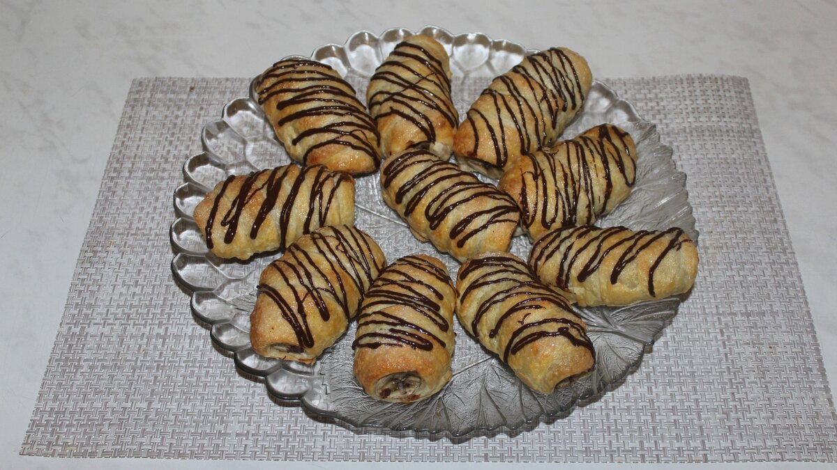 Давайте приготовим очень вкусный и быстрый десерт с бананом. Хрустящие с наружи, а внутри банан превращается в нежный крем. Такой десерт хорошо подойдет к чаю.