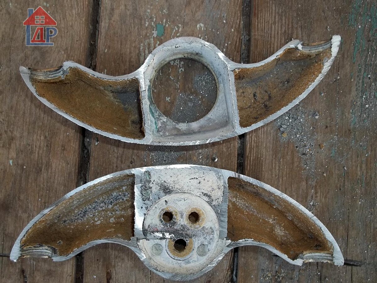 Смеситель в разрезе в ванную комнату. Литьё равномерное.