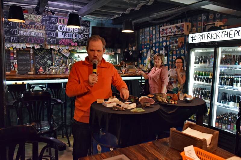 Легким движением руки пивной паб превращается в филиал геологического музея экскурсию по которому проводит опытный уральский геолог Аркадий Шохин