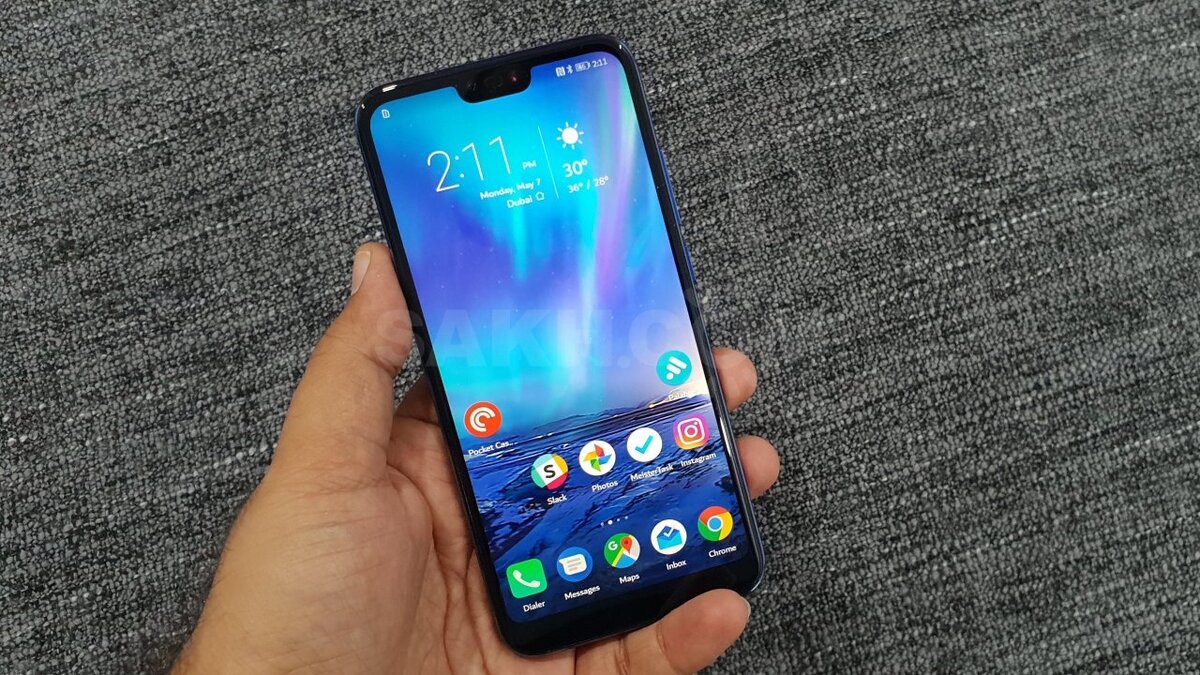 Работает смартфон на процессоре Kirin 710 с 4 ГБ оперативной памяти и 128 ГБ постоянной. За безопасность отвечает сканер отпечатков пальцев, но есть функция разблокировки по лицу с помощью «фронталки». Аккумулятор имеет емкость 3400 мАч. 