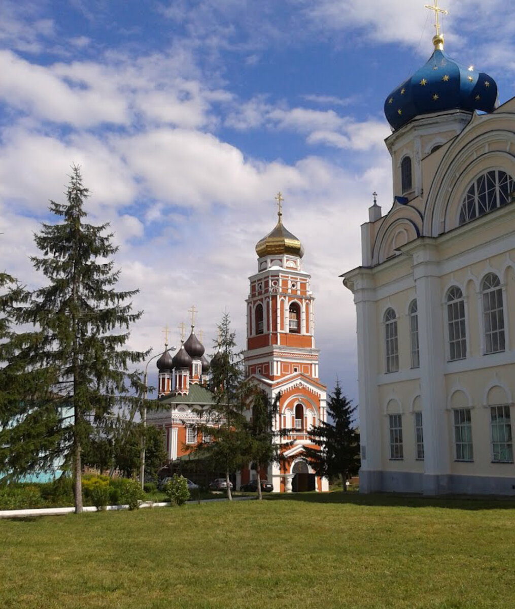 Сайты города болхова. Храм Живоначальной Троицы Болхов. Троицкий храм Болхов. Церковь Святой Живоначальной Троицы Болхов. Оптин женский монастырь г Болхов.