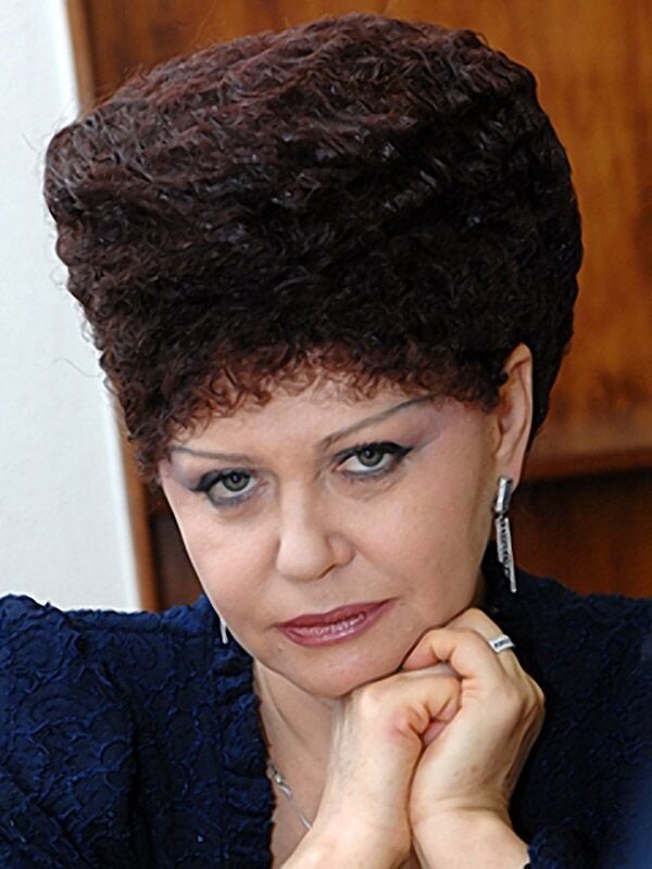 Фото взято http://showbizzz.net. А это - целый шедевр на голове, который, понятное дело, вообще никак не красит известную даму