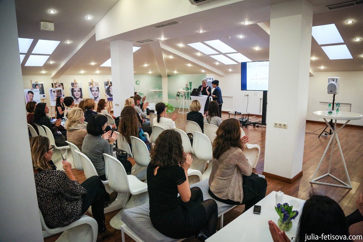 Фото с презентации косметической продукции