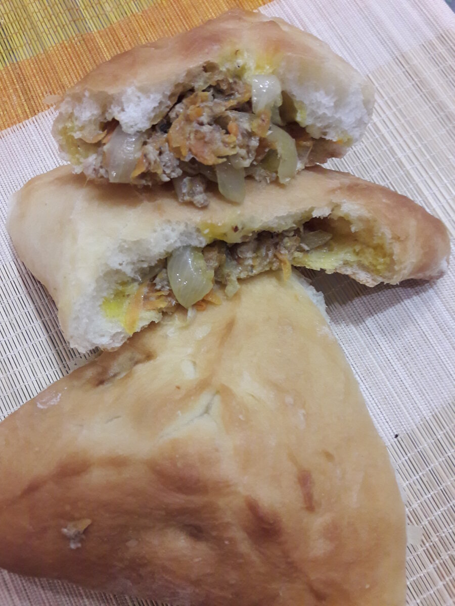 
 Детям нравятся уголки маленького, небольшого размера. 
Расчёт на 2 протвиня: 
 - Тесто пирожковое 1,5-2 кг. 
 - Сайра пресервы 2 банки
 - Лук 3-4 шт. (большие) 
 - Морковь 3-4 шт. (большие)
 Начинка: морковь натереть на крупной тёрке, лук порезать полумесяцем. 