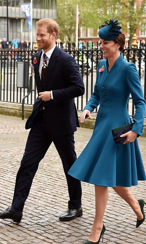 Имя Гарри не было напечатано в программе на случай, если он не сможет приехать - никогда не знаешь, когда малыш решит появиться на свет. 