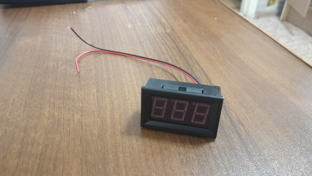 Вот такой вольтметр. 