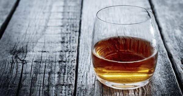 Геморрой и алкоголь – совместимость их невозможна. Хотя некоторые специалисты указывают, что употребление до 100 грамм вина в течение суток не станет причиной усиления воспаления. Все зависит от тяжести, стадии заболевания. Оптимальное решение: вообще избегать выпивки. Сложно предсказать реакцию организма на любые дозы. Даже менее 20 грамм чистого спирта.