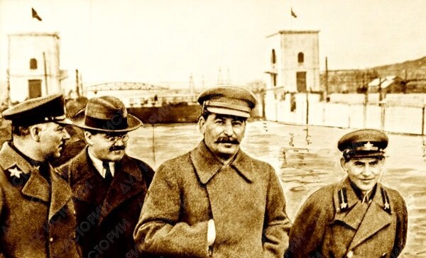 Ворошилов, Молотов, Сталин и Ежов прогуливаются вдоль канала Москва- Волга