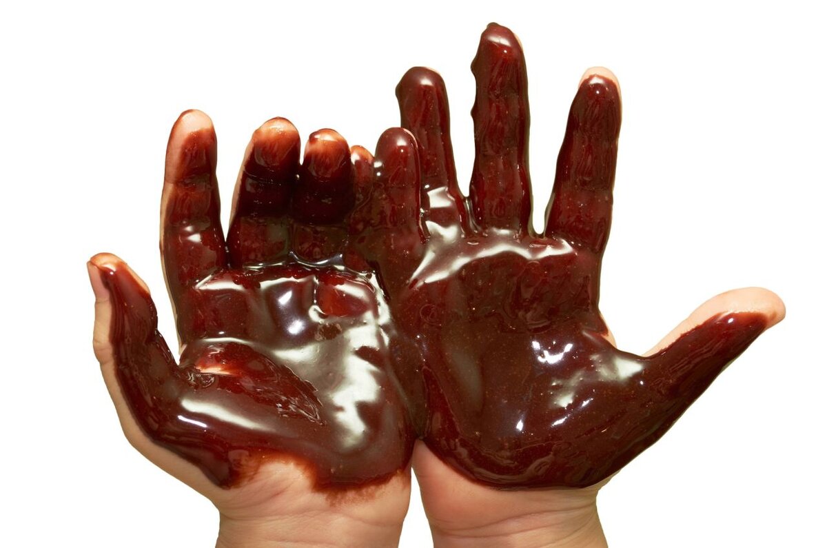 Дядя тянет руку в руке шоколадка. Из шоколада ладонь. Шоколад тает в руках.