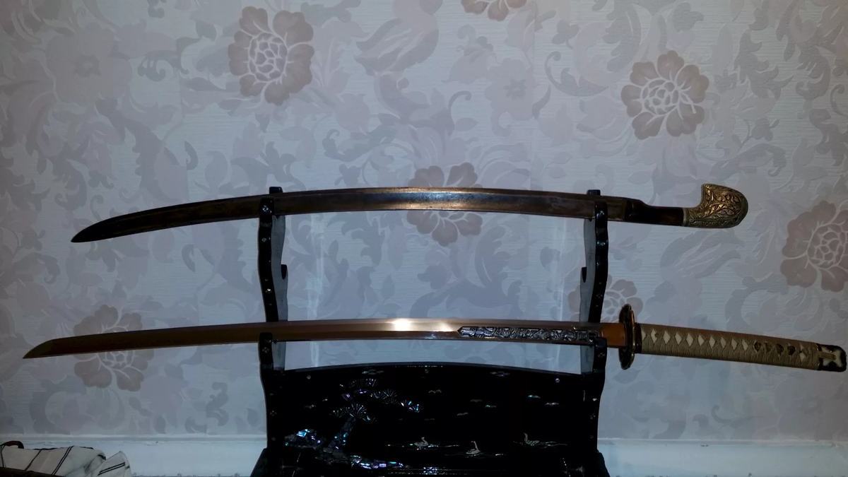 Здесь показана немного удлиненная катана - возможно, о-катана