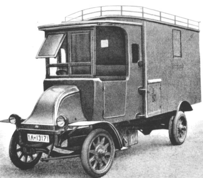 Фургон А.А.А. Elektric образца 1922 года. Отличительной чертой подобных машин являлись: покатый капот, цельнолитые покрышки и специфика работы (внутригородские перевозки).
