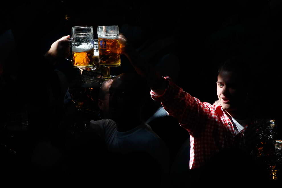 Стол с выпивкой. Вечер с друзьями. Мужчина с вином. Стол с алкоголем. Когда полезно пить кефир.