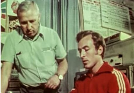 В.В.Петровский (слева) и В.Борзов во время изучения параметров проведенной тренировки.