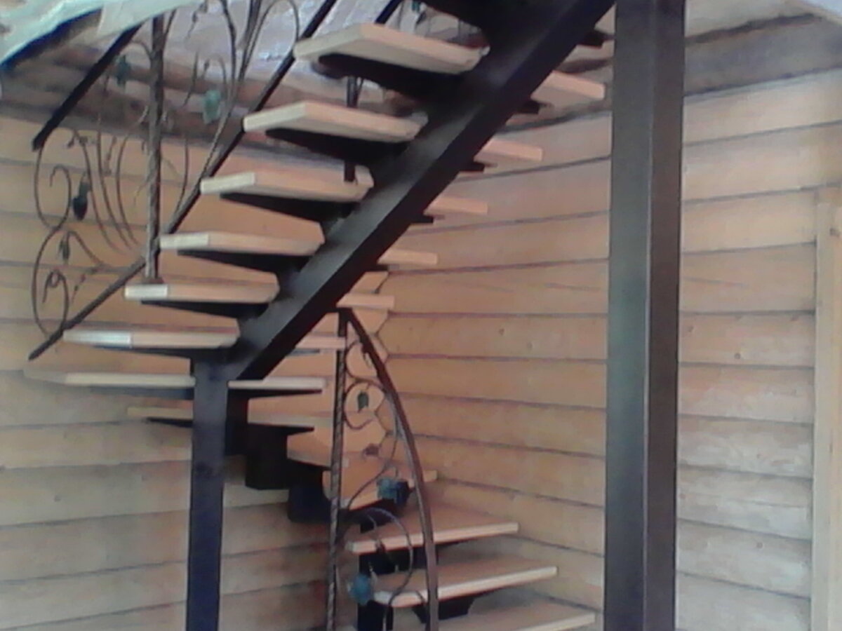 лестница с забежными ступенями прозрачная на опорном столбе